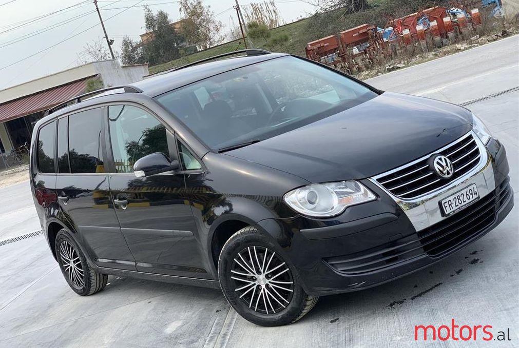 2009' Volkswagen Touran photo #1