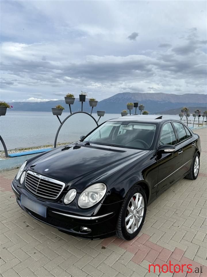 2004' Mercedes-Benz E 220 photo #1
