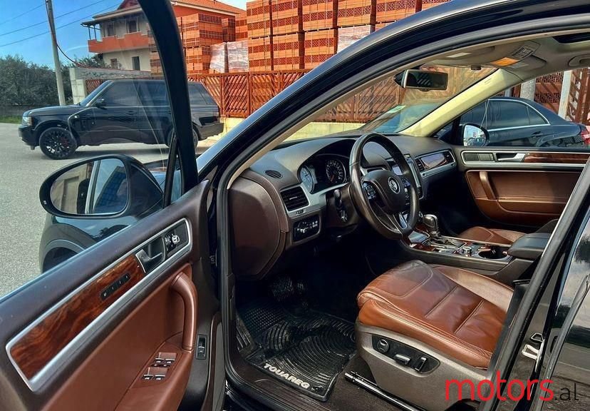 2013' Volkswagen Touareg photo #5