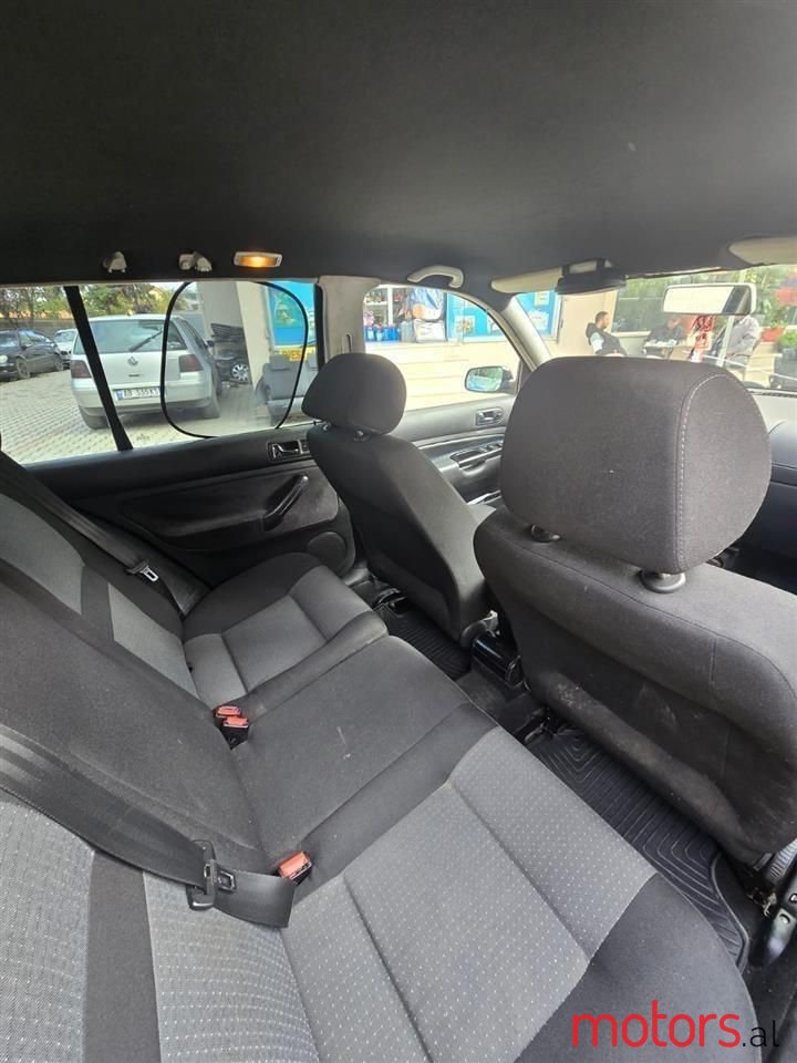 2001' Volkswagen Golf photo #5