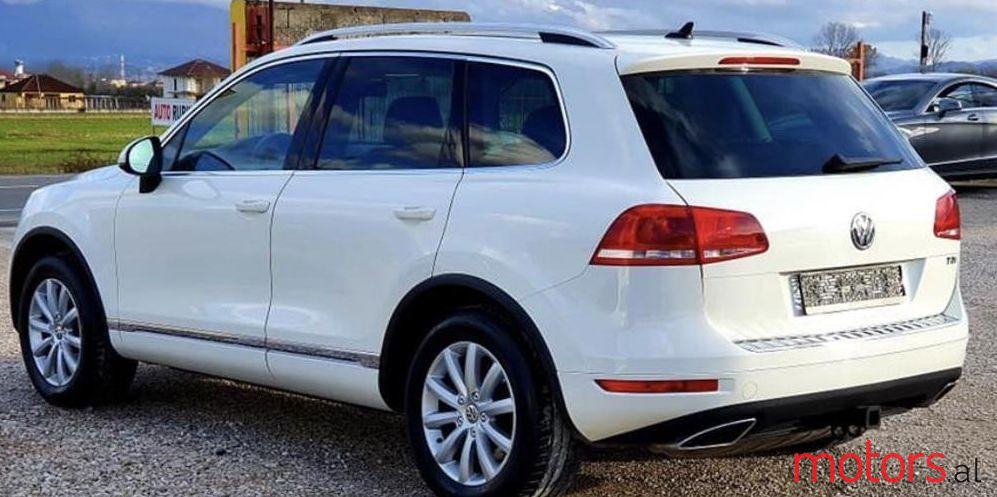 2012' Volkswagen Touareg photo #1