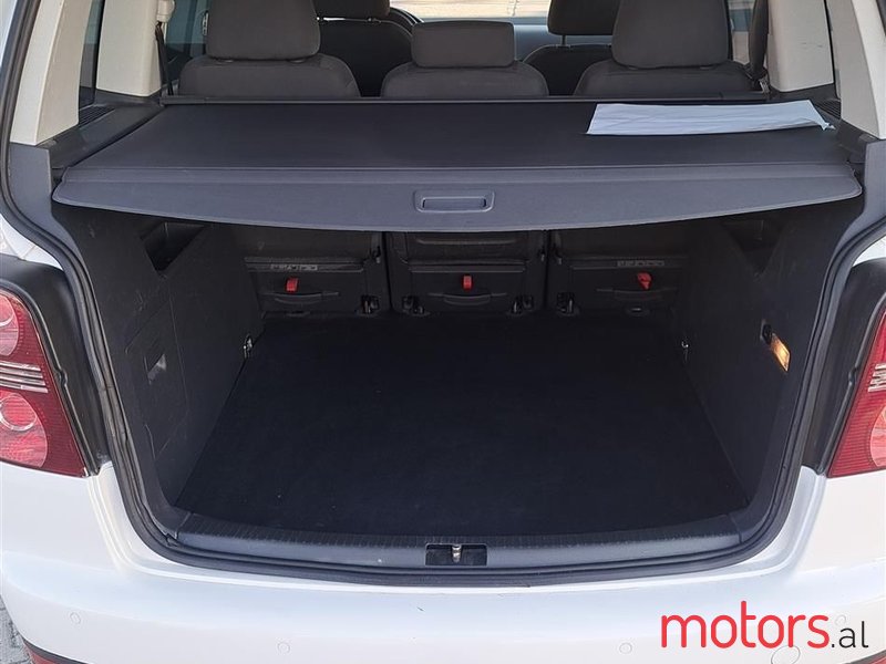 2009' Volkswagen Touran photo #6