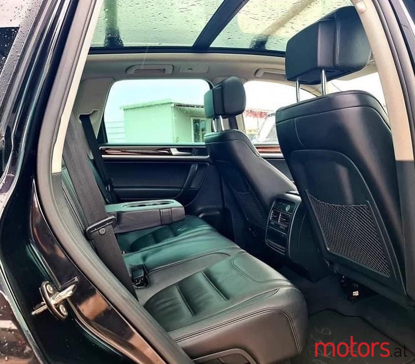 2011' Volkswagen Touareg photo #5