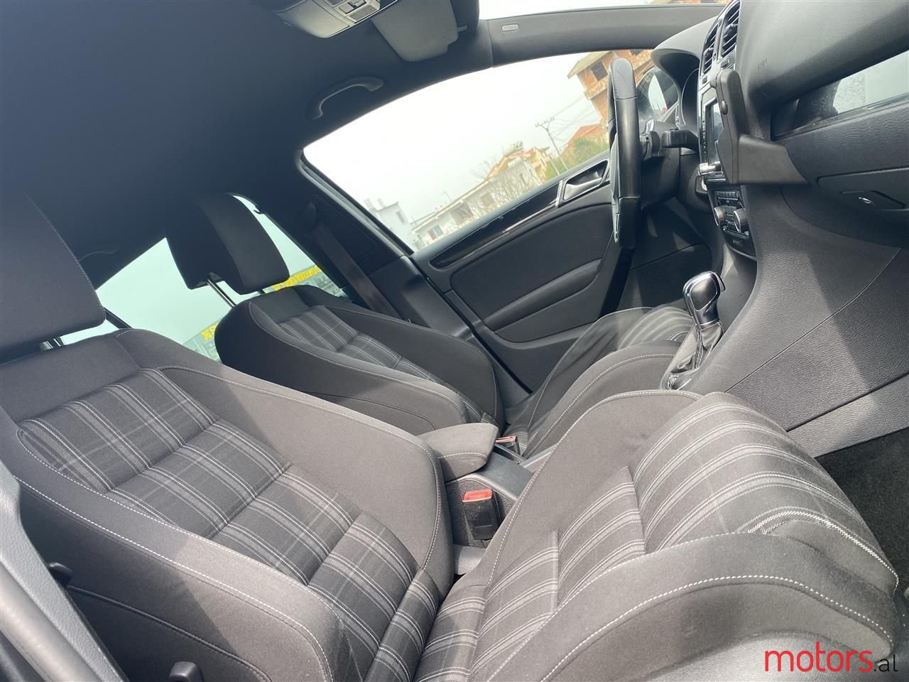 2011' Volkswagen Golf photo #3