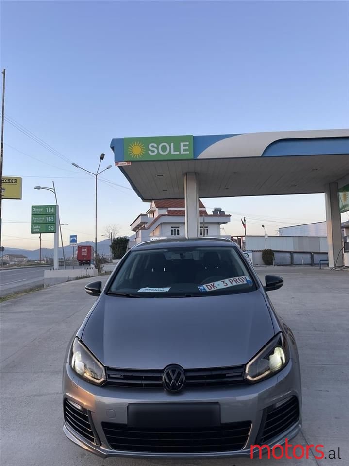 2011' Volkswagen Golf photo #1