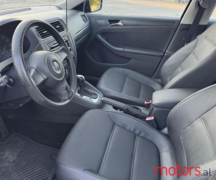 2012' Volkswagen Jetta photo #3