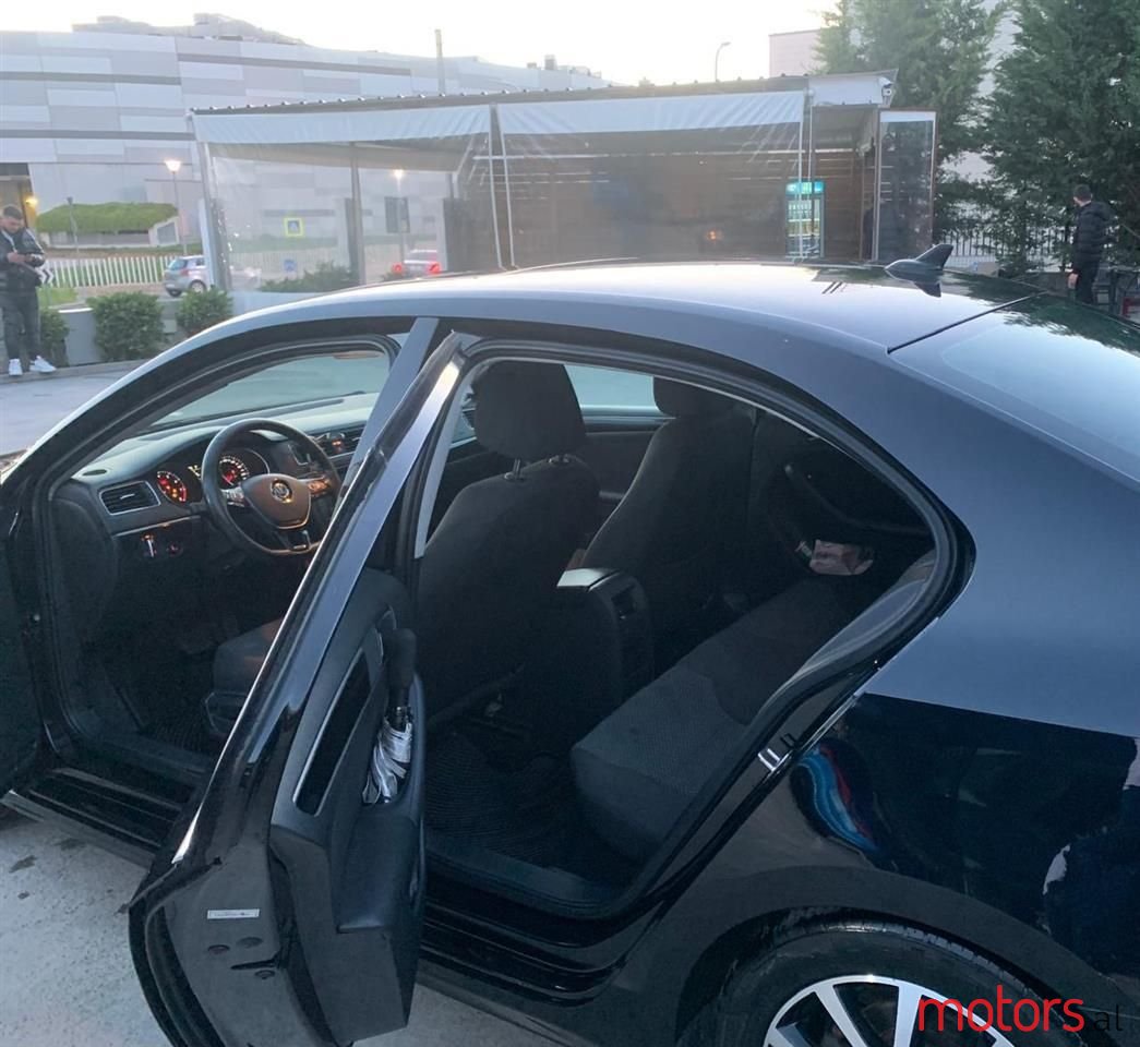 2017' Volkswagen Jetta photo #3