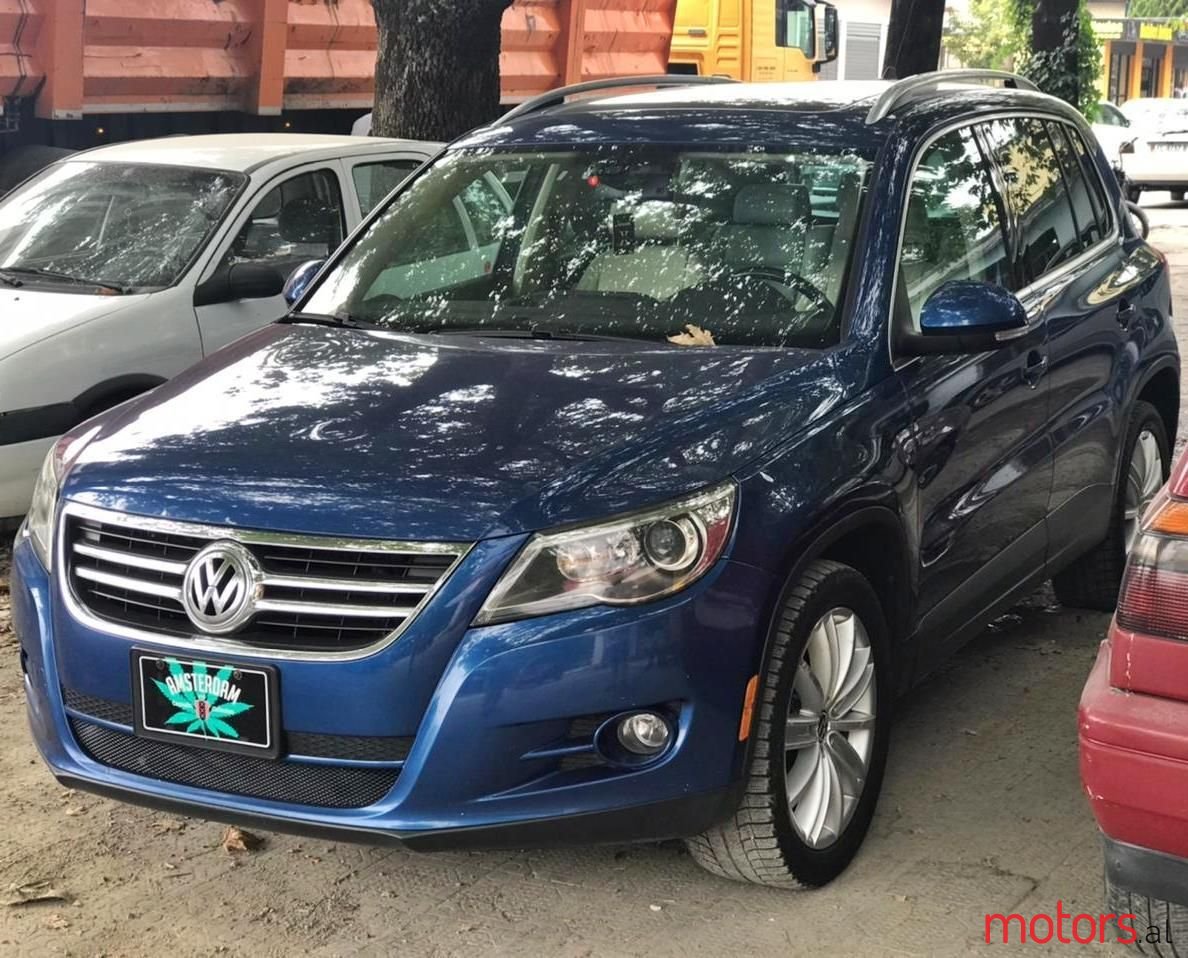 2010' Volkswagen Tiguan photo #2