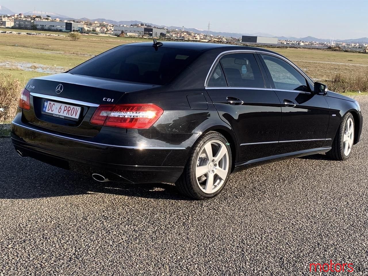2011' Mercedes-Benz E 350 photo #2