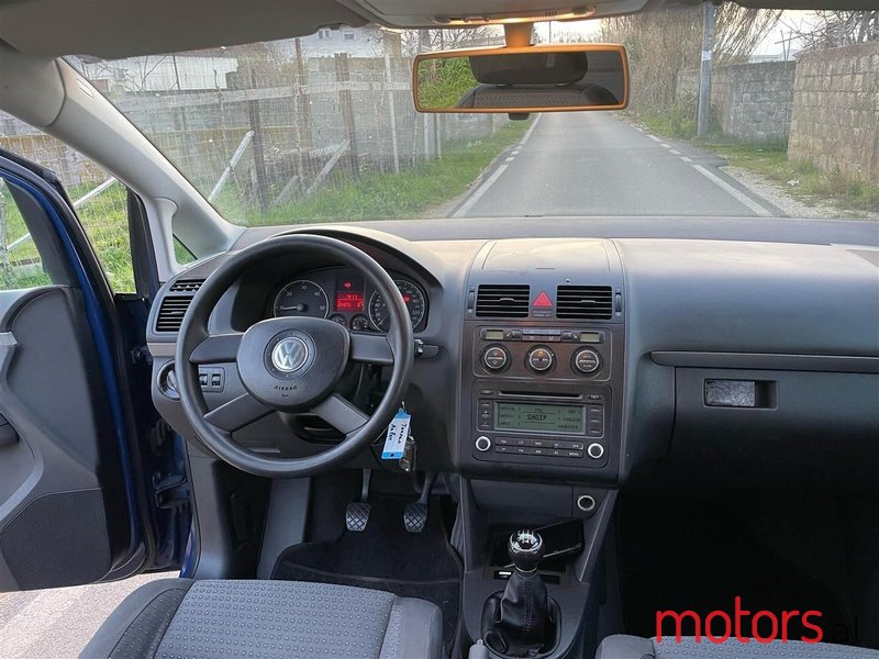 2004' Volkswagen Touran photo #3