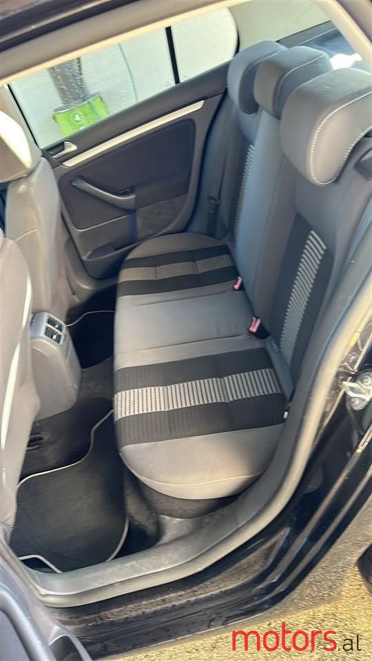 2008' Volkswagen Golf photo #4