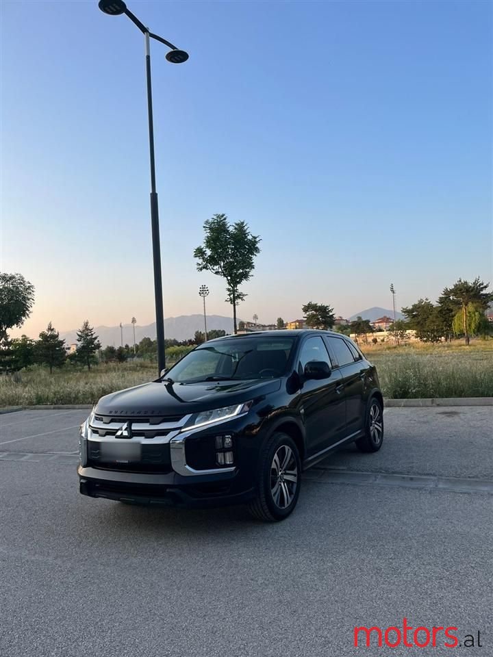 2020' Mitsubishi Outlander photo #1