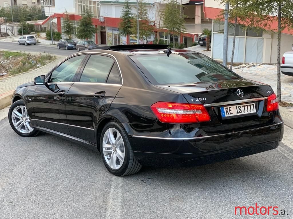 2011' Mercedes-Benz E 220 photo #3