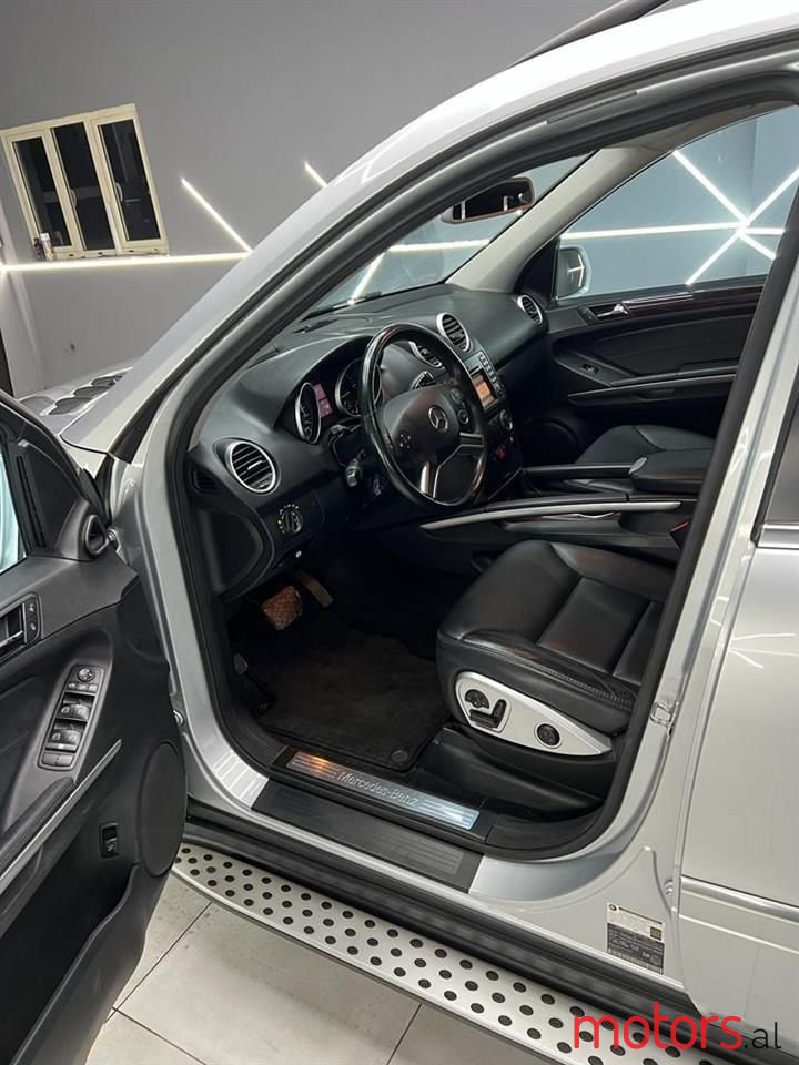 2010' Mercedes-Benz 350 photo #2