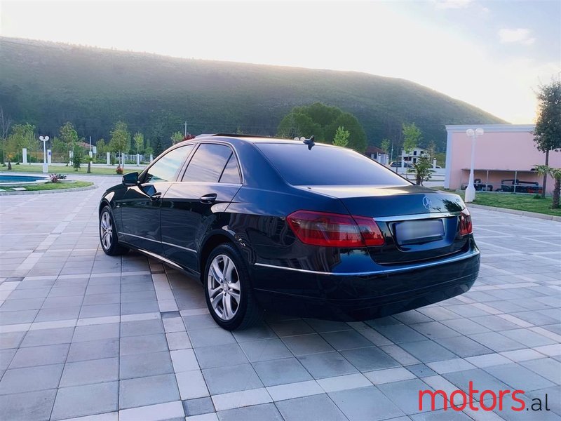 2011' Mercedes-Benz E 220 photo #2