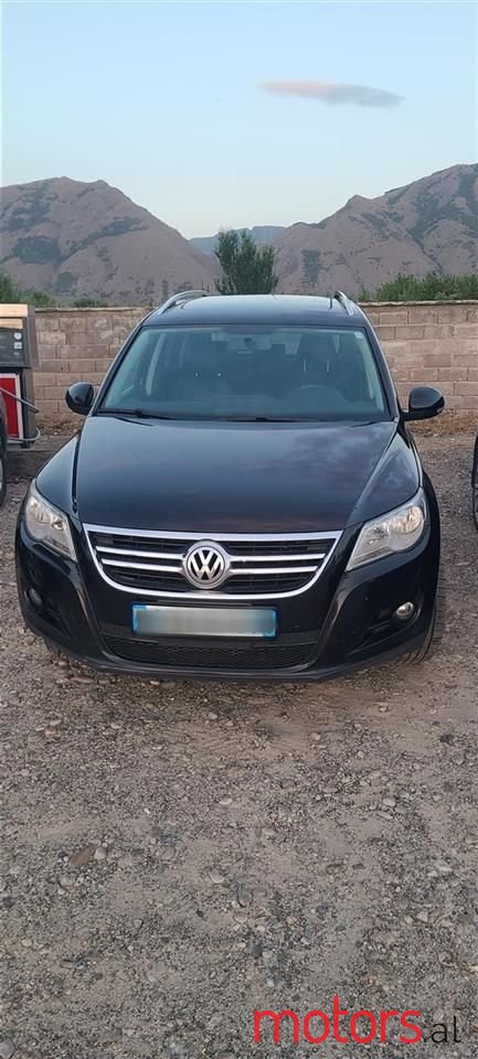 2011' Volkswagen Tiguan photo #1