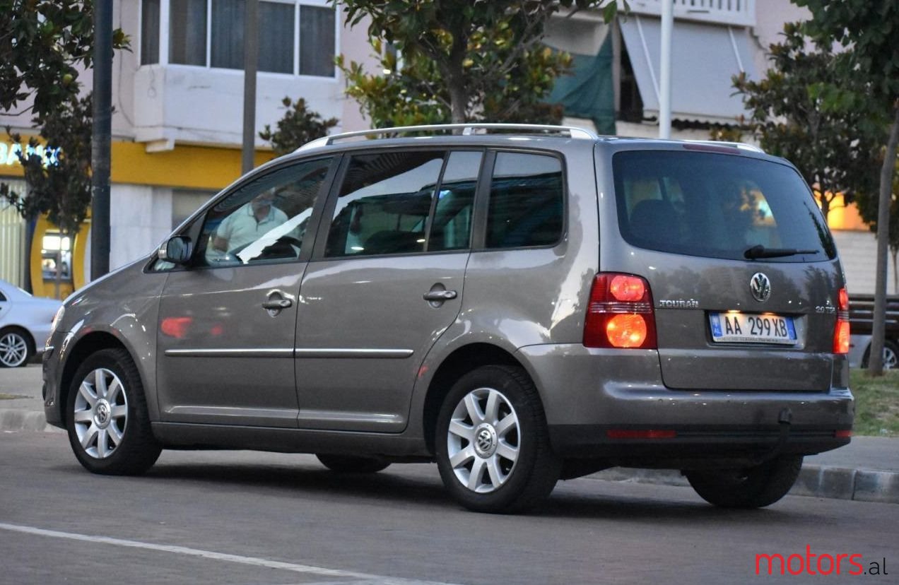 2007' Volkswagen Touran photo #1