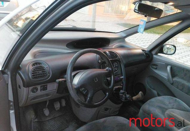 2001' Citroen Xsara Picasso photo #2