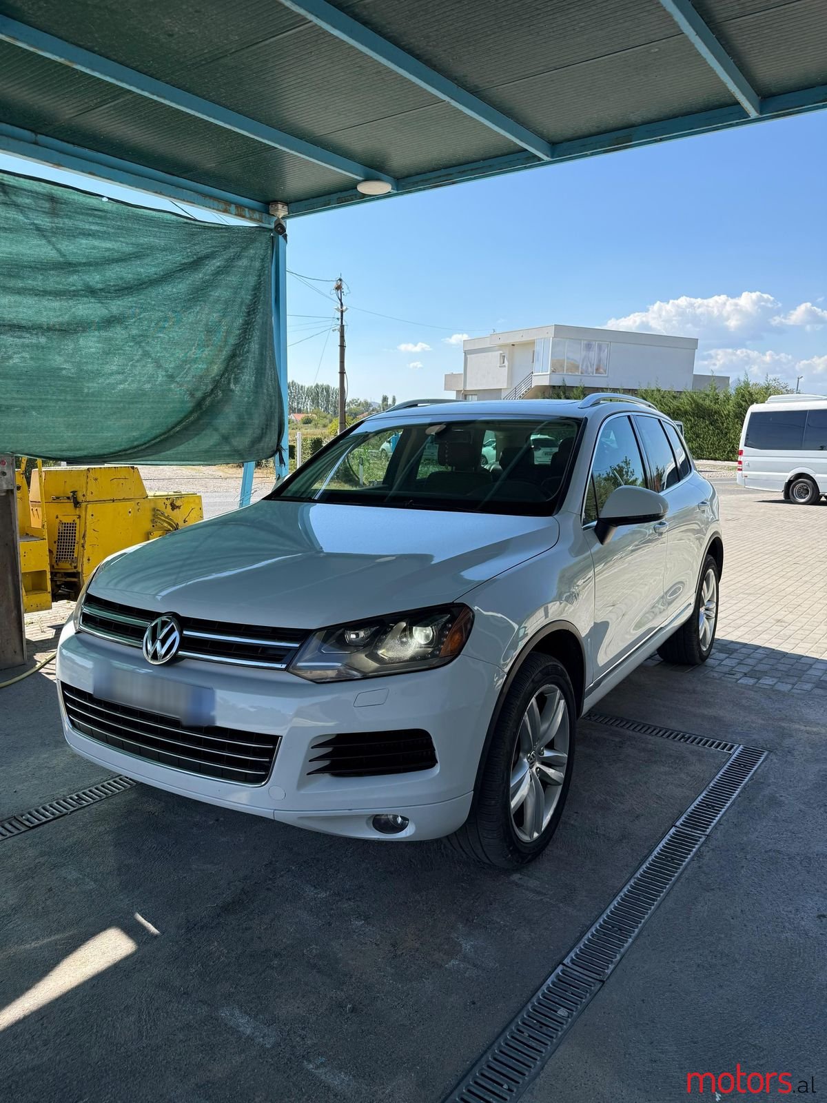 2013' Volkswagen Touareg photo #1