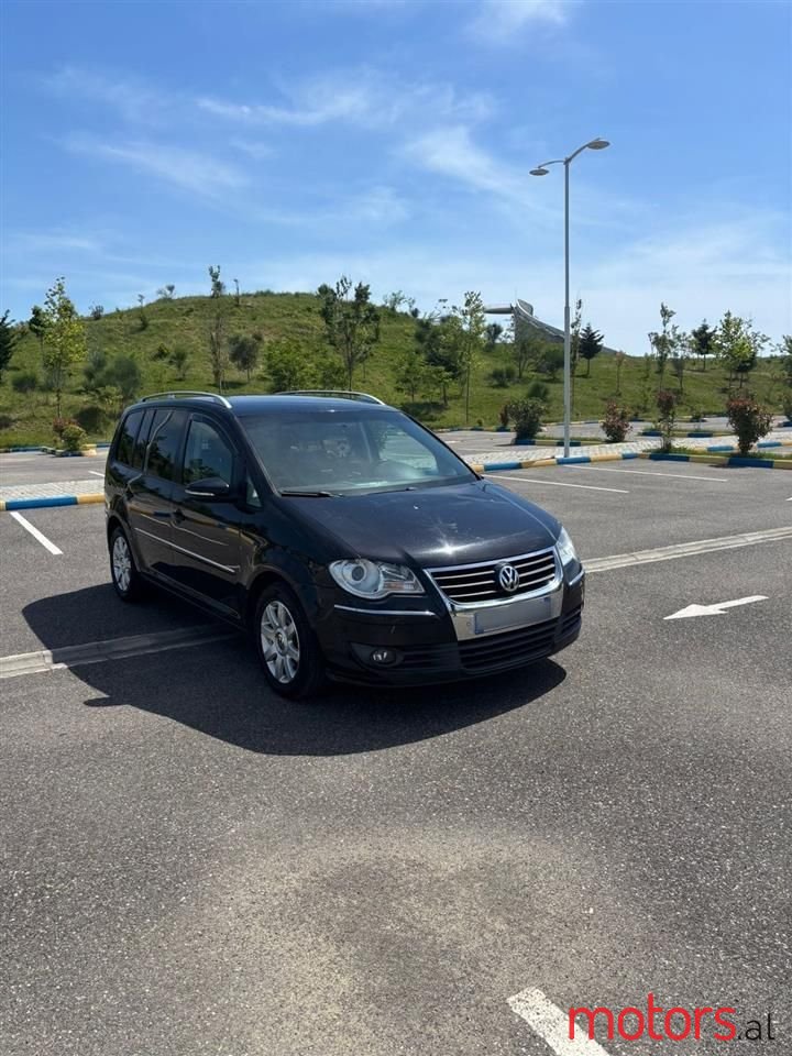 2010' Volkswagen Touran photo #4