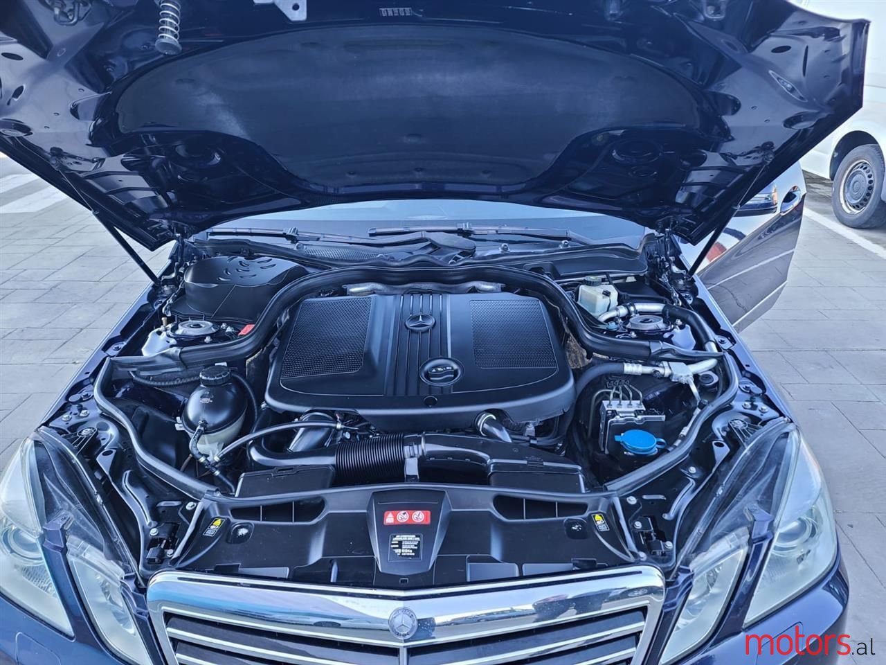 2011' Mercedes-Benz E 250 photo #5