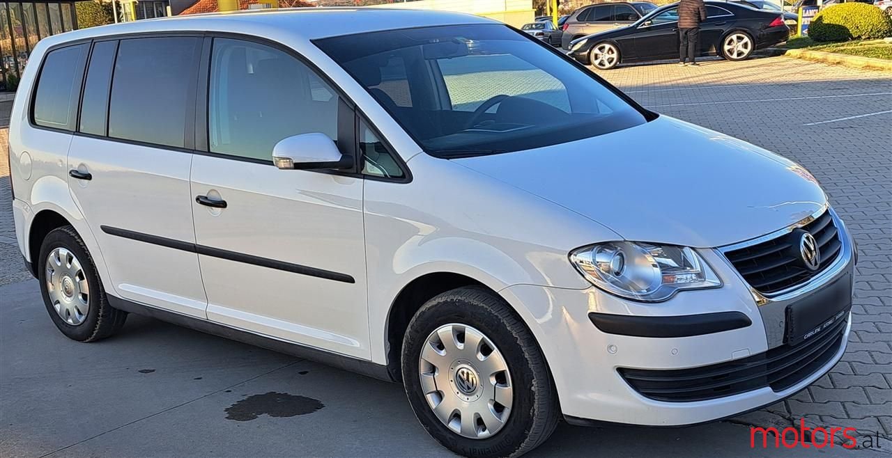 2009' Volkswagen Touran photo #1