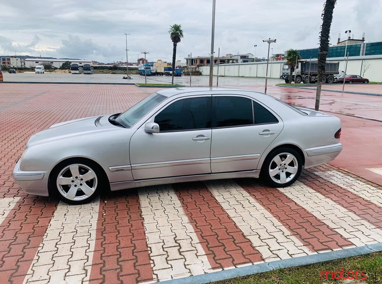 2002' Mercedes-Benz E 220 photo #1