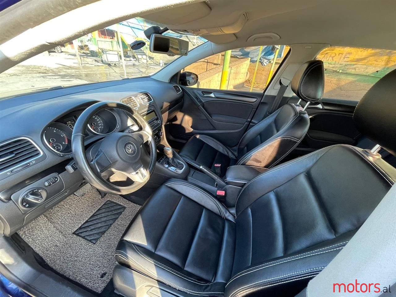 2011' Volkswagen Golf photo #2