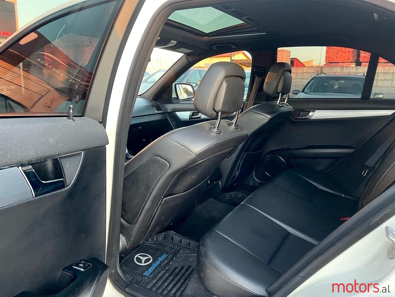 2009' Mercedes-Benz C 300 photo #6