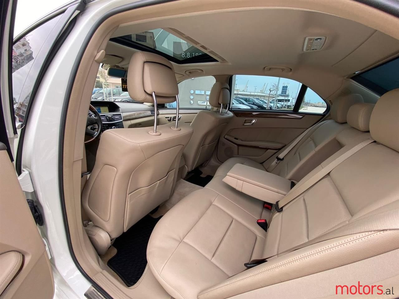 2011' Mercedes-Benz E 350 photo #3