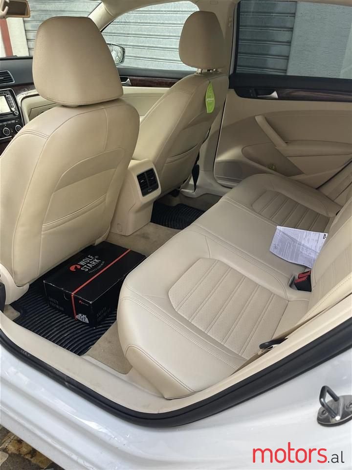 2013' Volkswagen Passat photo #5