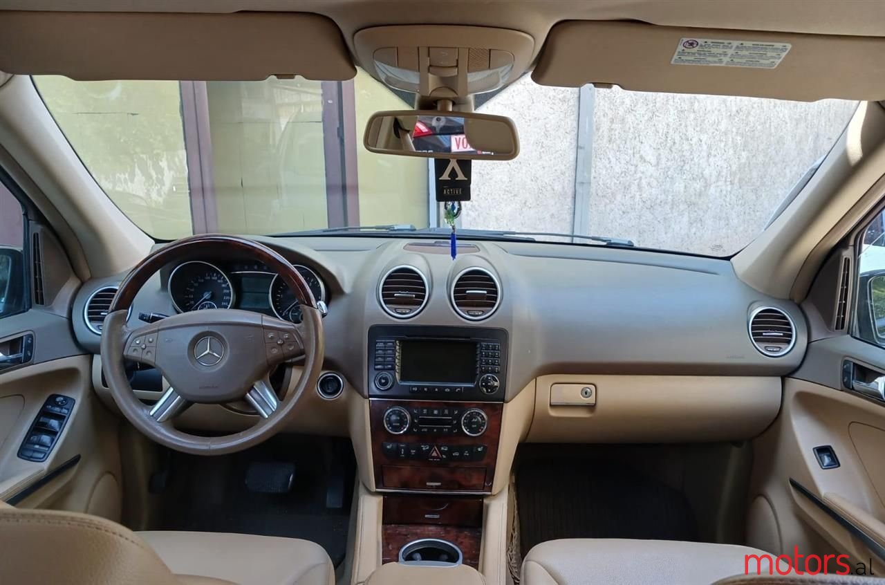 2009' Mercedes-Benz 320 photo #6
