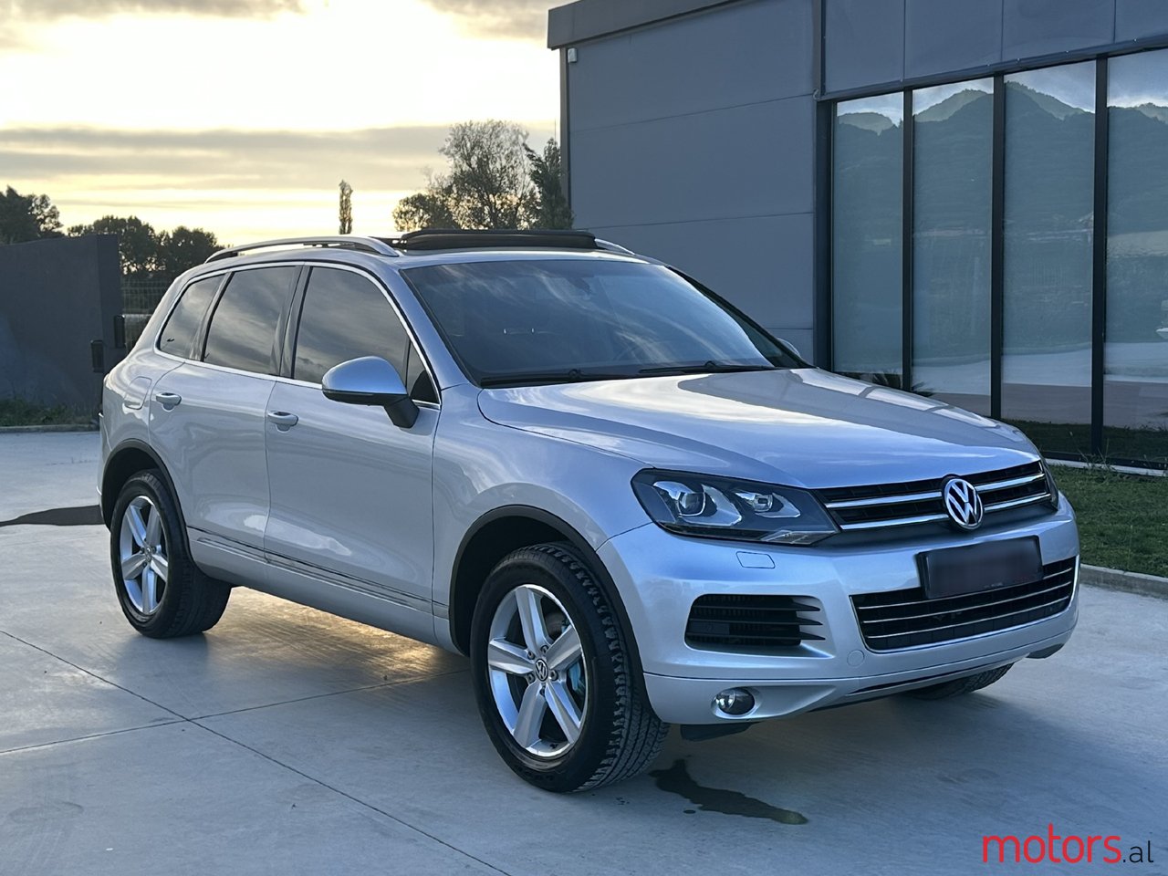 2013' Volkswagen Touareg photo #2