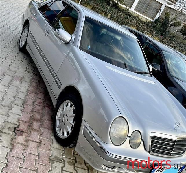 2000' Mercedes-Benz E 220 photo #4