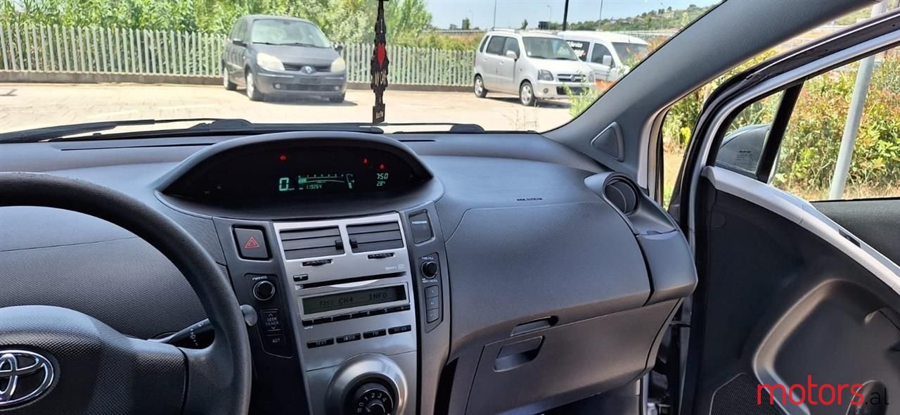 2010' Toyota Yaris photo #2