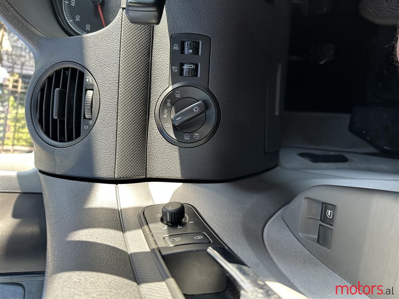 2009' Volkswagen Caddy photo #5