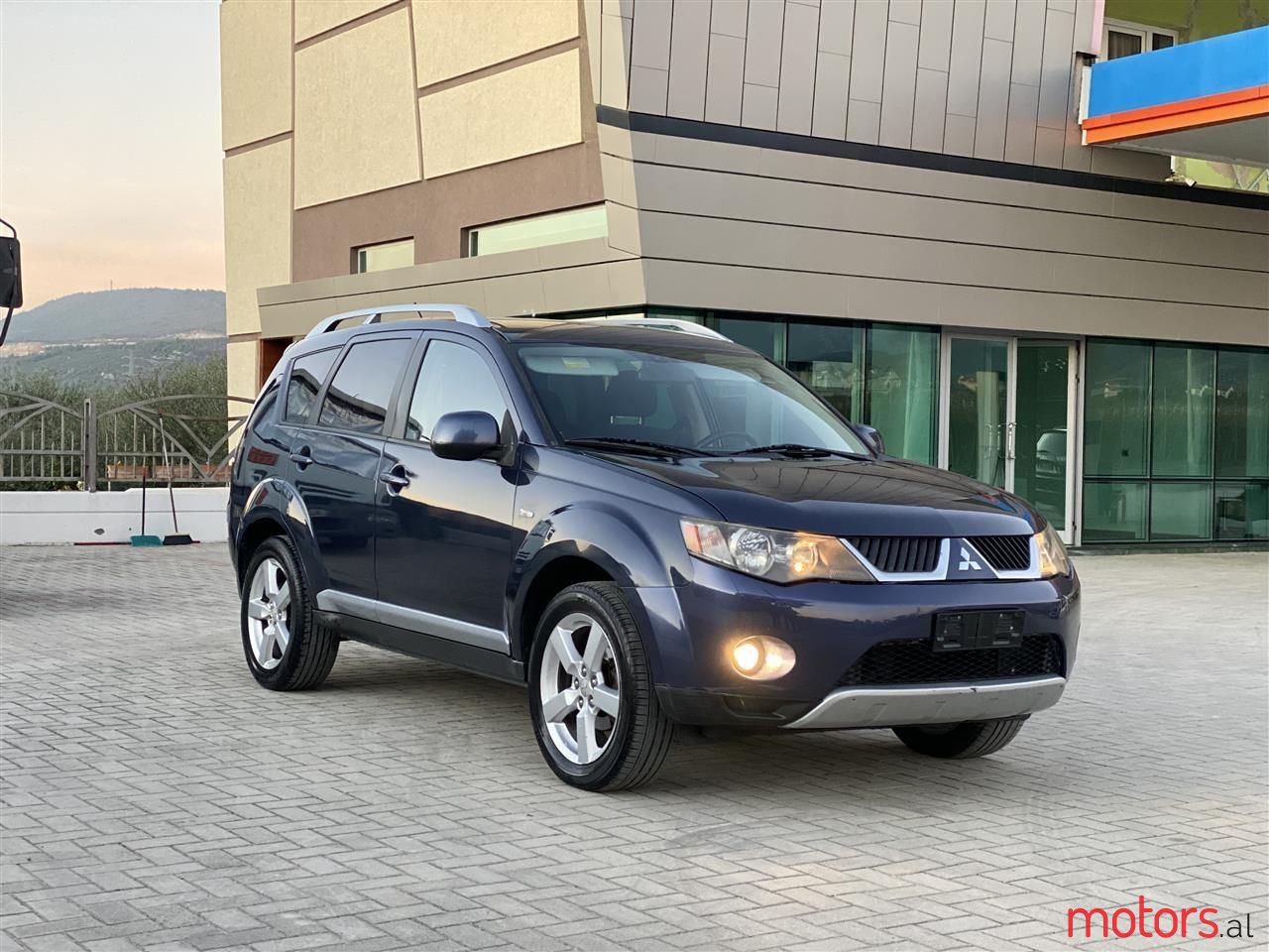 2008' Mitsubishi Outlander photo #2