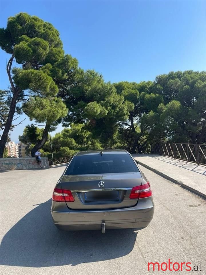 2011' Mercedes-Benz E 220 photo #3