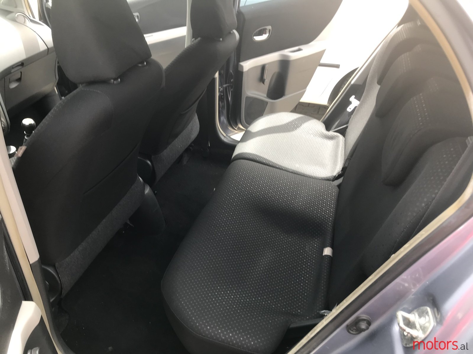 2011' Toyota Yaris photo #7