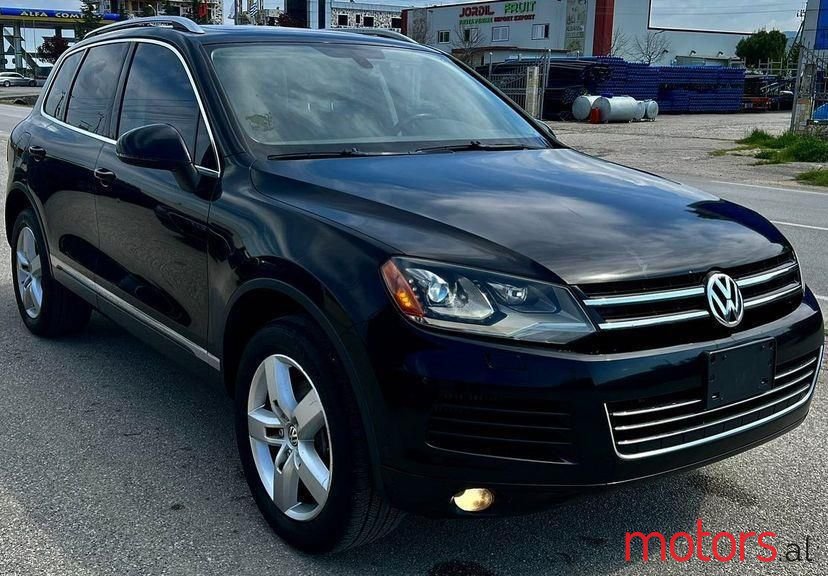 2013' Volkswagen Touareg photo #2