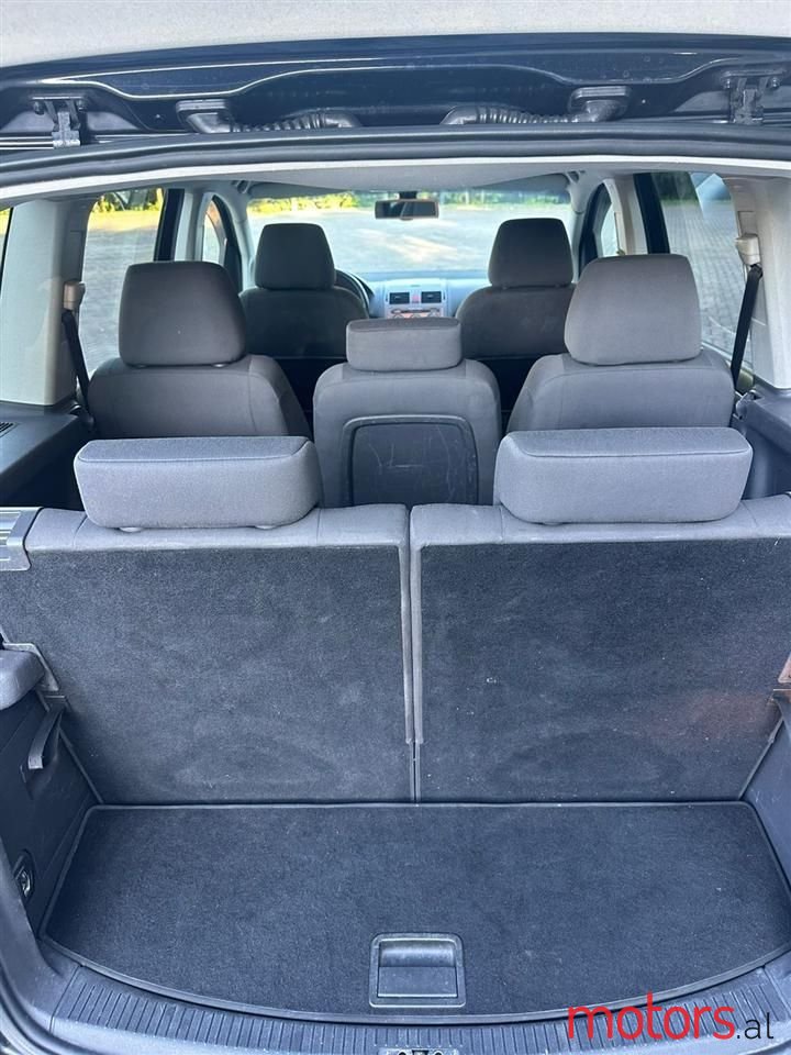 2010' Volkswagen Touran photo #4