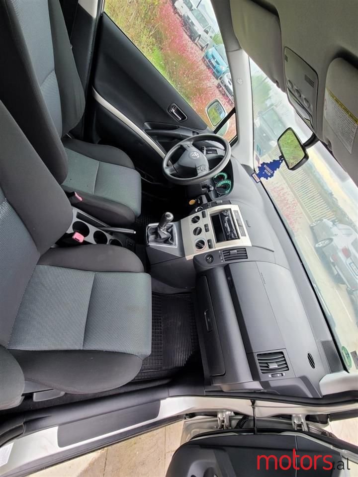 2005' Toyota Corolla Verso photo #3