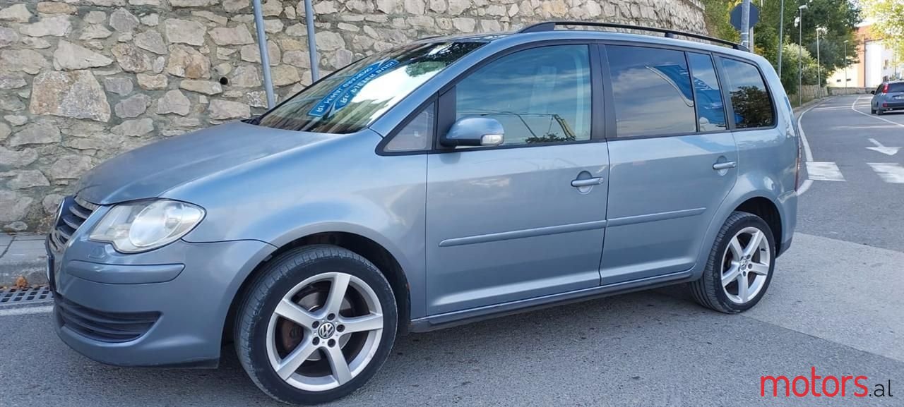 2007' Volkswagen Touran photo #2