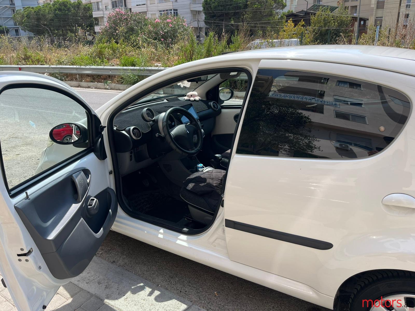 2011' Peugeot 107 photo #2