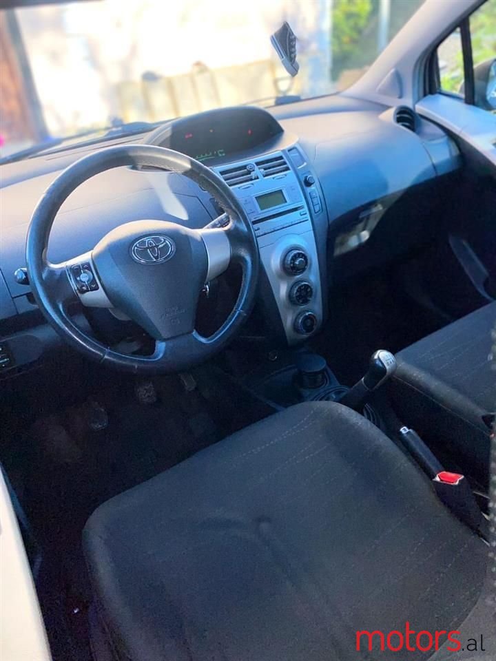 2008' Toyota Yaris photo #4