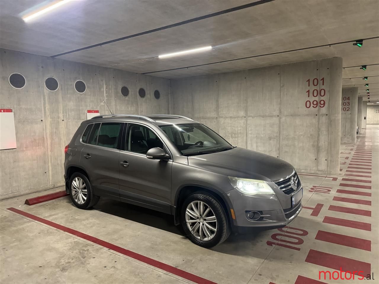 2011' Volkswagen Tiguan photo #4