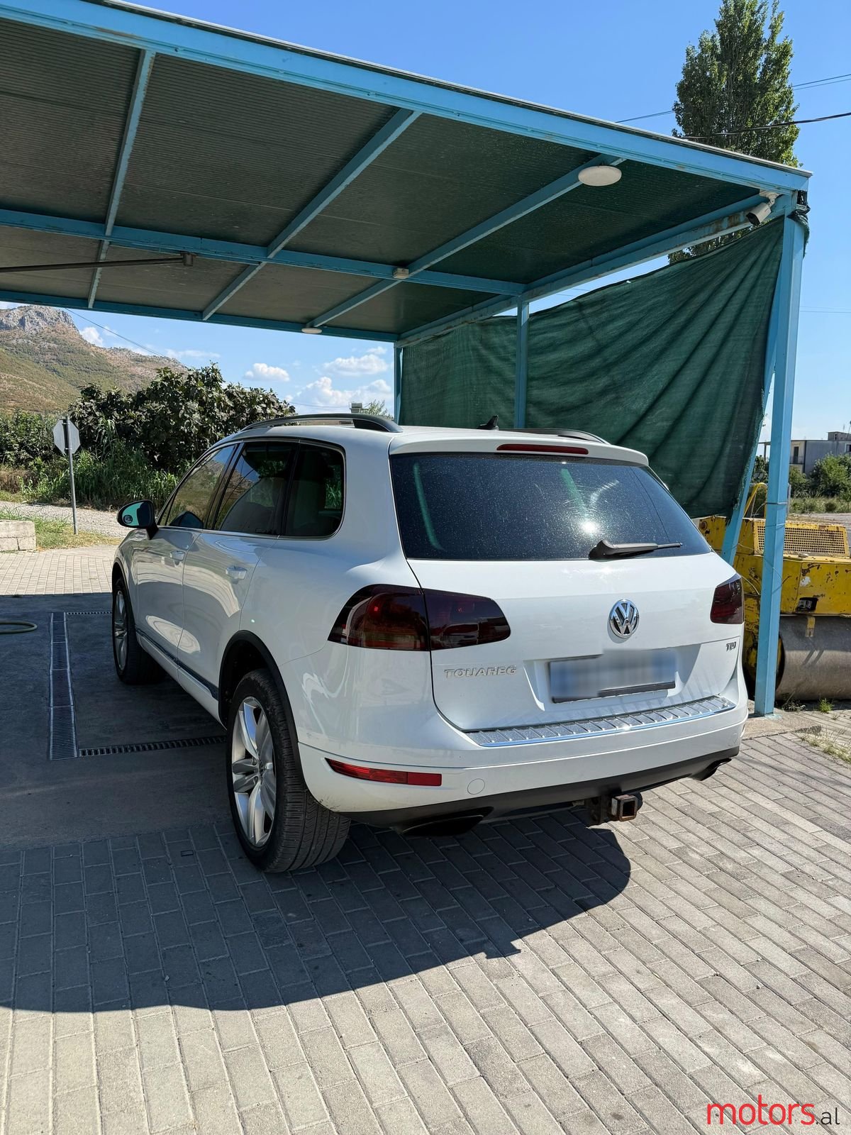 2013' Volkswagen Touareg photo #2