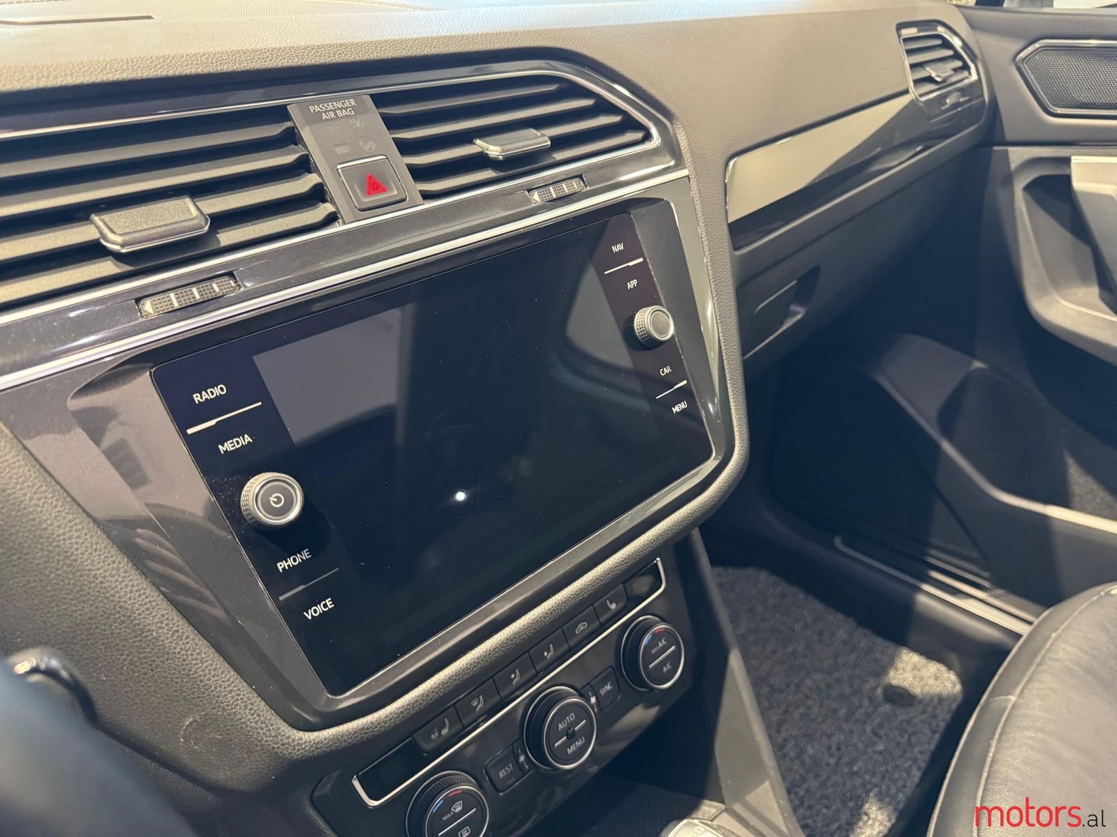 2018' Volkswagen Tiguan photo #3
