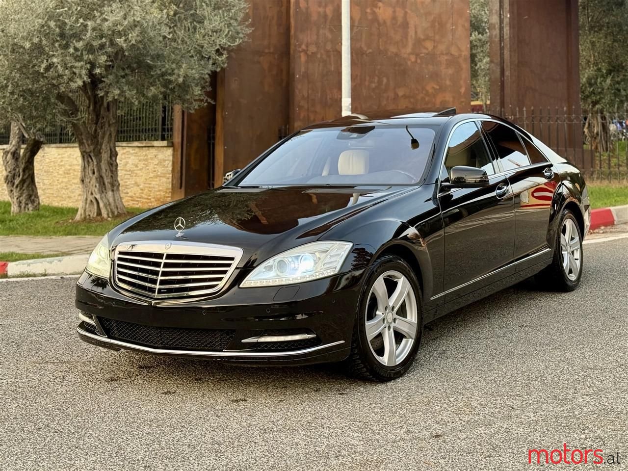 2011' Mercedes-Benz S 550 photo #6