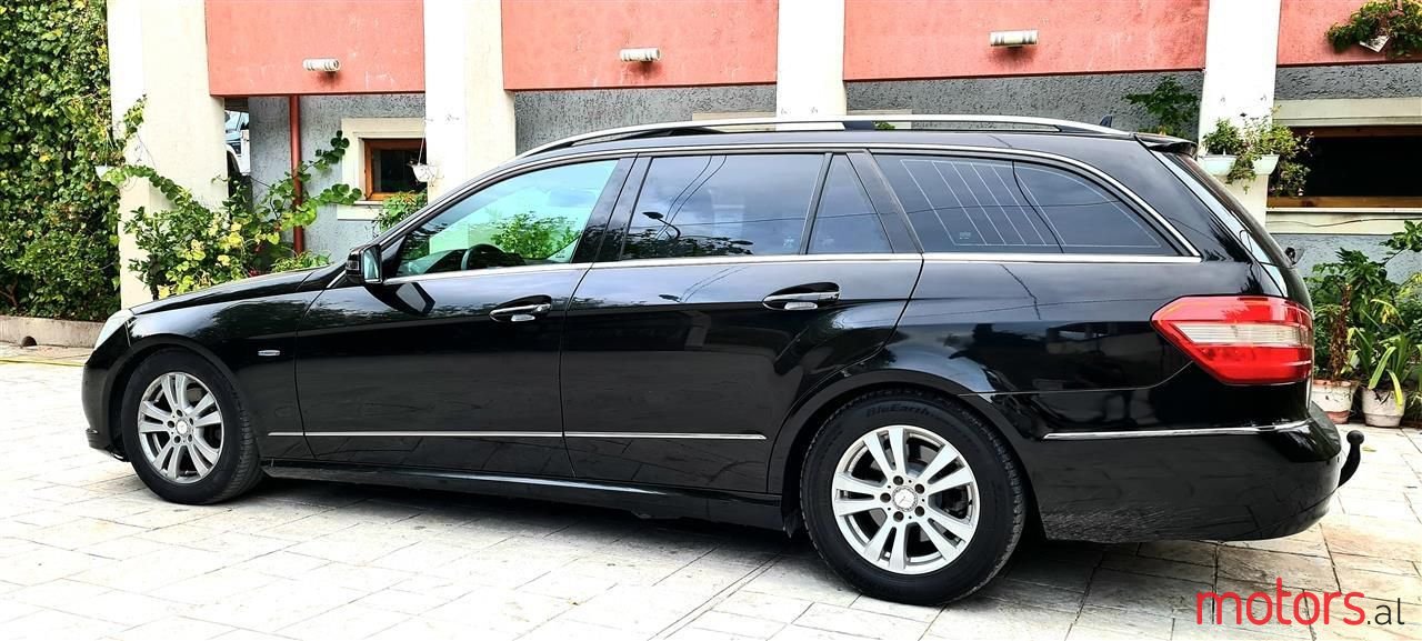 2011' Mercedes-Benz E 200 photo #2